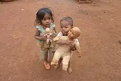 Děti rodiny Thongů fotografované shora, vesnice Kachanh, 2012