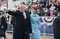 Prezident a první dáma Melania Trumpová kráčí průvodem