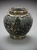 Japonská stříbrná kadidelnice z 19. století od Jasujukiho Namikawy budí dojem jednolitého porcelánu (potažmo kamene), jak je v asijském cloisonné běžné