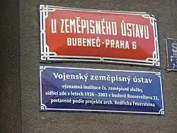 Informační cedule na boku budovy připomíná B. Feuersteina