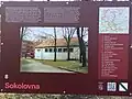 Informační tabule naučné stezky u sokolovny na Proseku