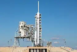 Raketa Falcon 9 v1.2 na rampě LC-39A připravena ke startu s družicí Inmarsat-5 F4