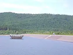 Návodní strana hráze se spádovou komorou