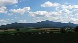 Pohled na severní svahy Vysokého Inovce a jeho nejvyšší vrchol Inovec