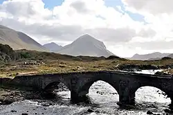 Starý kamenný most ve Sligachanu na úpatí pohoří Cuillin