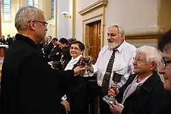 Mahulena Čejková vpravo s kalichem při večeři Páně