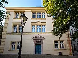 Budova bývalé fary u sv. Štěpána dnes slouží pro potřeby Cervantesova institutu