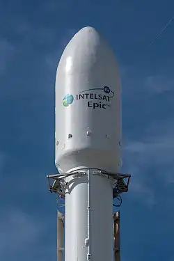 Aerodynamický kryt rakety Falcon 9 se satelitem uvnitř