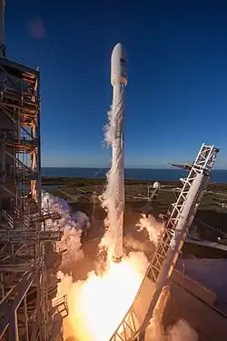 Falcon 9 s prvním stupněm B1037 startuje.