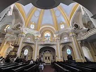 Interiér s bočním vchodem