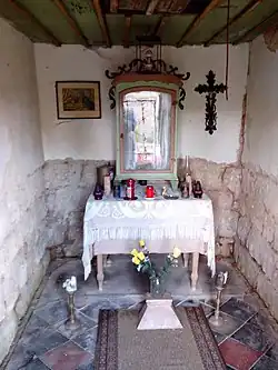 Interiér kapličky na Mravenčích Domcích u Hajnic.