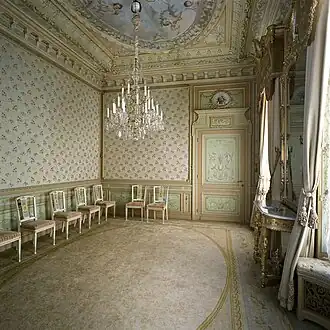 Bohatě zdobená předsíň