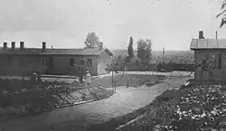 Záběr prostoru mezi lágrovými baráky