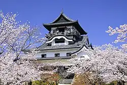 Hrad Inujama během hanami (2023)