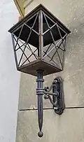 Kovová lampa ve stylu art deco na západním rizalitu