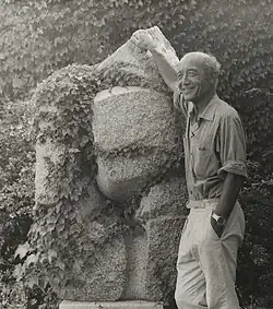 Isamu Noguči ve svém muzeu