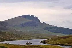 The Storr na poloostrově Trotternish, vpravo na snímku skalní věž Old Man of Storr