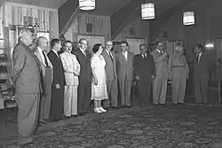 Členové druhé vlády Moše Šareta v domě Jicchaka Ben Cviho. Zleva doprava: Zalman Aran, Ben Cijon Dinur, Levi Eškol, Perec Naftali, Dov Josef, Moše Šaret, Jicchak Ben Cvi, Golda Meirová, Pinchas Rosen, Chajim-Moše Šapira, Bechor-Šalom Šitrit, Josef Burg, David Ben Gurion, Ze'ev Šerf