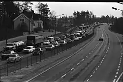 Itäväylä, ranní fronty aut na Itäväylä. Vlevo dřevěný dům na Kulosaari Park Road 16. Severovýchodní pohled.