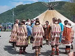 Členky itelmenského souboru „Luč“ při oslavách Dne rybářů v Petropavlovsku-Kamčatském (2013)