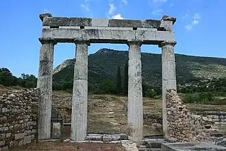 Ruiny města Messéné, v pozadí hora Ithomi