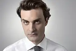 Ivan Ilić, americký klavírista žijící v Paříži.