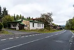 Pohled na zástavbu a silnici