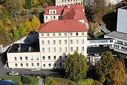 Pohled na budovu z hotelu Běhounek