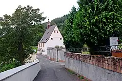 Pohled z ulice Bělohorská, vlevo hřbitov, vpravo urnový háj