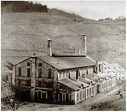 Továrna asi na konci 19. století