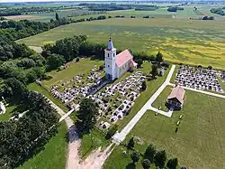 Kostel svatého Michala a hřbitov v Jákfě