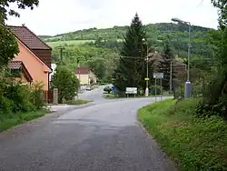 Příjezd do osady, ulice Sedlecká a Ke brodu