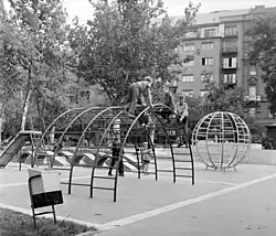 Dětské hřiště s prolézačkami, Budapešť, 1968