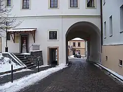 Detailní pohled na silniční průjezd a průchod pro pěší