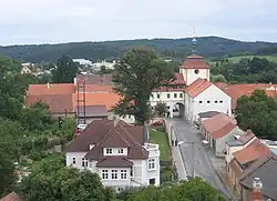 Celkový pohled na radniční komplex od západní strany