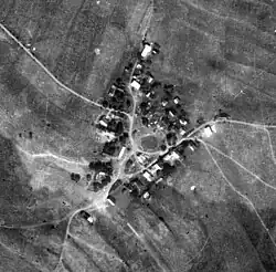 Letecký snímek vesnice z 50. let 20. století