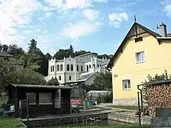 Víska Světce u Tachova s památkově chráněnou jízdárnou