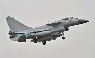 J-10B vyzbrojený střelami vzduch-vzduch PL-8 a PL-12