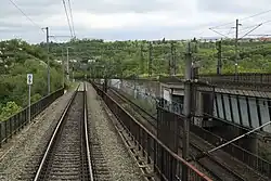 Koleje směřující k Rokytce: uprostřed dvoukolejka z Libně, vnější koleje vedou od odbočky Balabenka