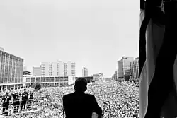Prezident John F. Kennedy přednáší proslov velkému davu lidí na City Hall Plaza, z balkónu City Hall v New Orleans, Louisiana, květen 1962.