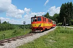 Lokomotiva 705.921 přijíždí do Senotína od Jindřichova Hradce