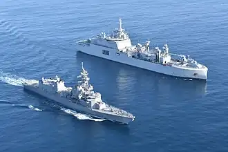 Jacques Chevallier (A725) s japonským torpédoborcem Akebono (DD-108)