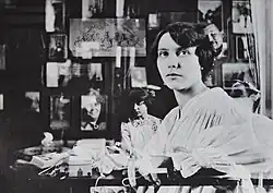 Varennes, 1910, složení několika negativů, fotografka se objevuje v pozadí vlevo