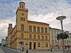 Stará radnice, v pozadí hodinová věž Nové radnice