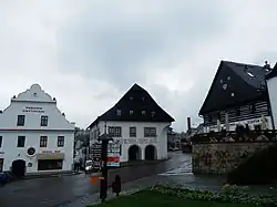 Trasa 7272 prochází přes náměstí v Jablonném