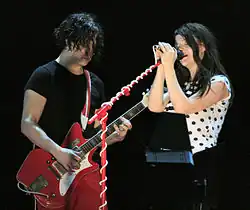 The White Stripes vystupují na festivalu Wireless v roce 2007. Zleva: Jack White a Meg White.