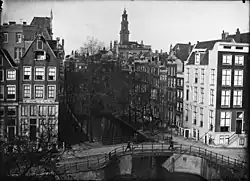 Warmoesgracht 10–26 (v.r.n.l., rechts) (na 1895 Raadhuisstraat). Gezien van Singel naar Herengracht met links hoekhuis Singel 242 en rechts hoekhus Singel 240; 1894