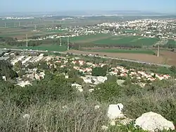 Pohled na vesnici Jagur ze svahů Karmelu