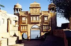 Brána k jezeru Gadsisar