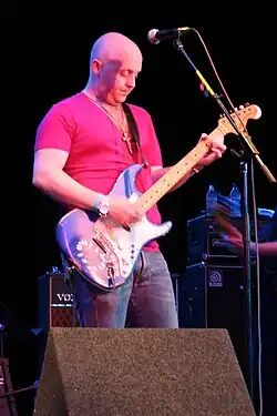 James McCartney při svém vystoupení ve Fairfield Arts & Convention Center, během čtvrtého výročního víkendu pro světový mír a meditaci Davida Lynche ve Fairfieldu v Iowě. 14. listopadu 2009